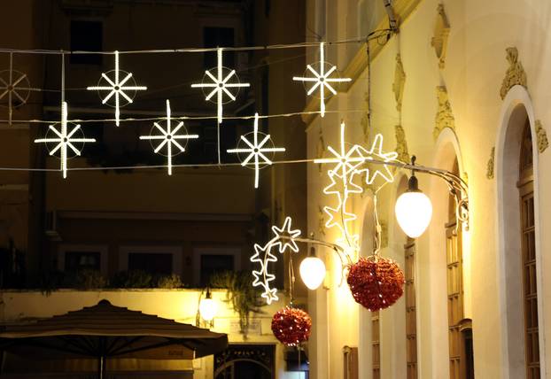 Šibenik zablistao adventskom ukrasnom rasvijetom