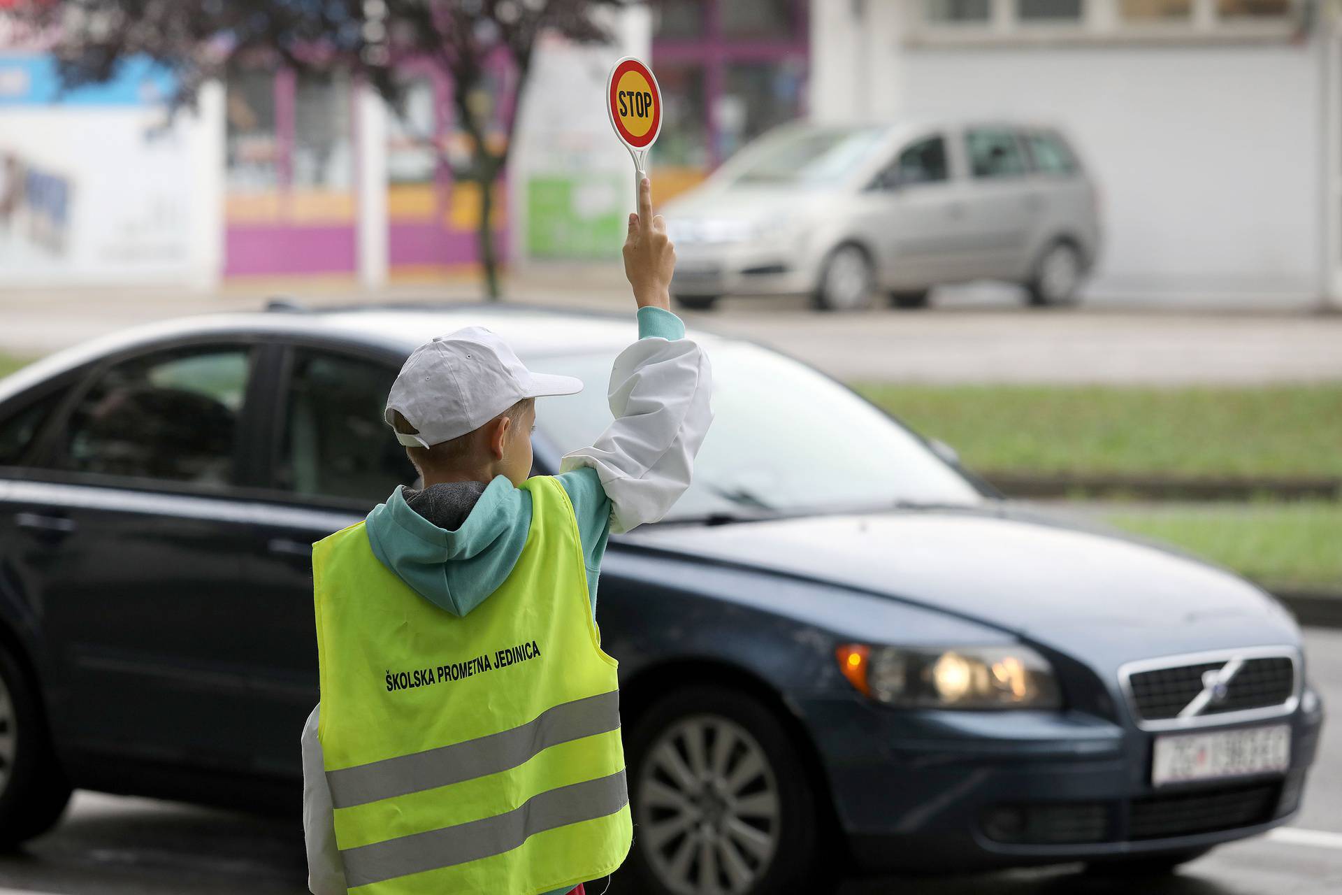 Zagreb: Pripadnici Školske prometne patrole pomažu učenicima sigurno doći do škole