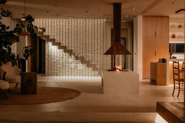 FOTO Nikad viđeno! Prodaje se vila na Šolti. Stoljetna maslina vam raste kraj kauča. Evo cijene