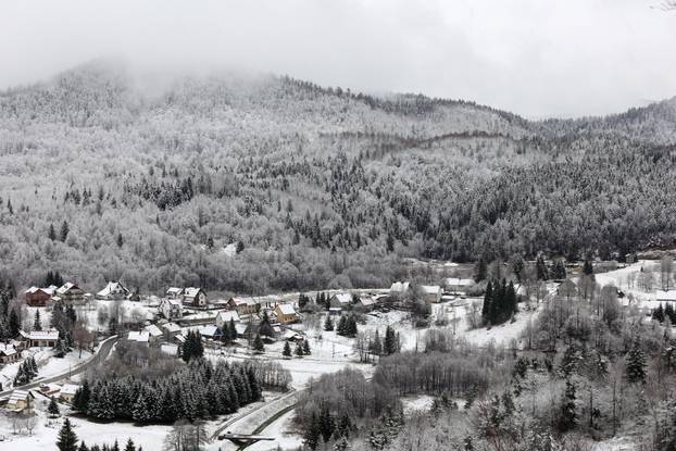 Snijeg je zabijelo Gorski Kotar 