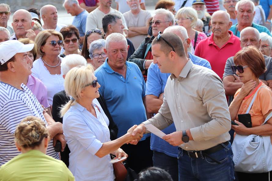 FOTO Građani Vira dobili po 1200 eura. Načelnik stigao u masu i dijelio im rješenja