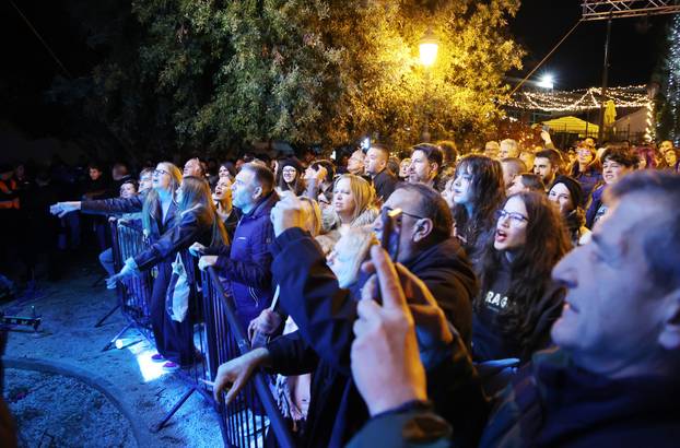 Šibenik: Šibenska Adventura zapo?ela koncertom Parnog valjka u perivoju Roberta Visianija