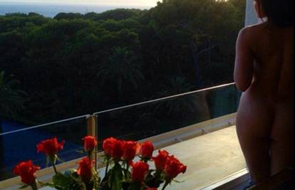 Pokazala guzu: Daisy Lowe je skroz gola pozirala na balkonu