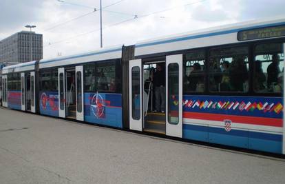 Crvenom bojom polili su tramvaj s NATO simbolima