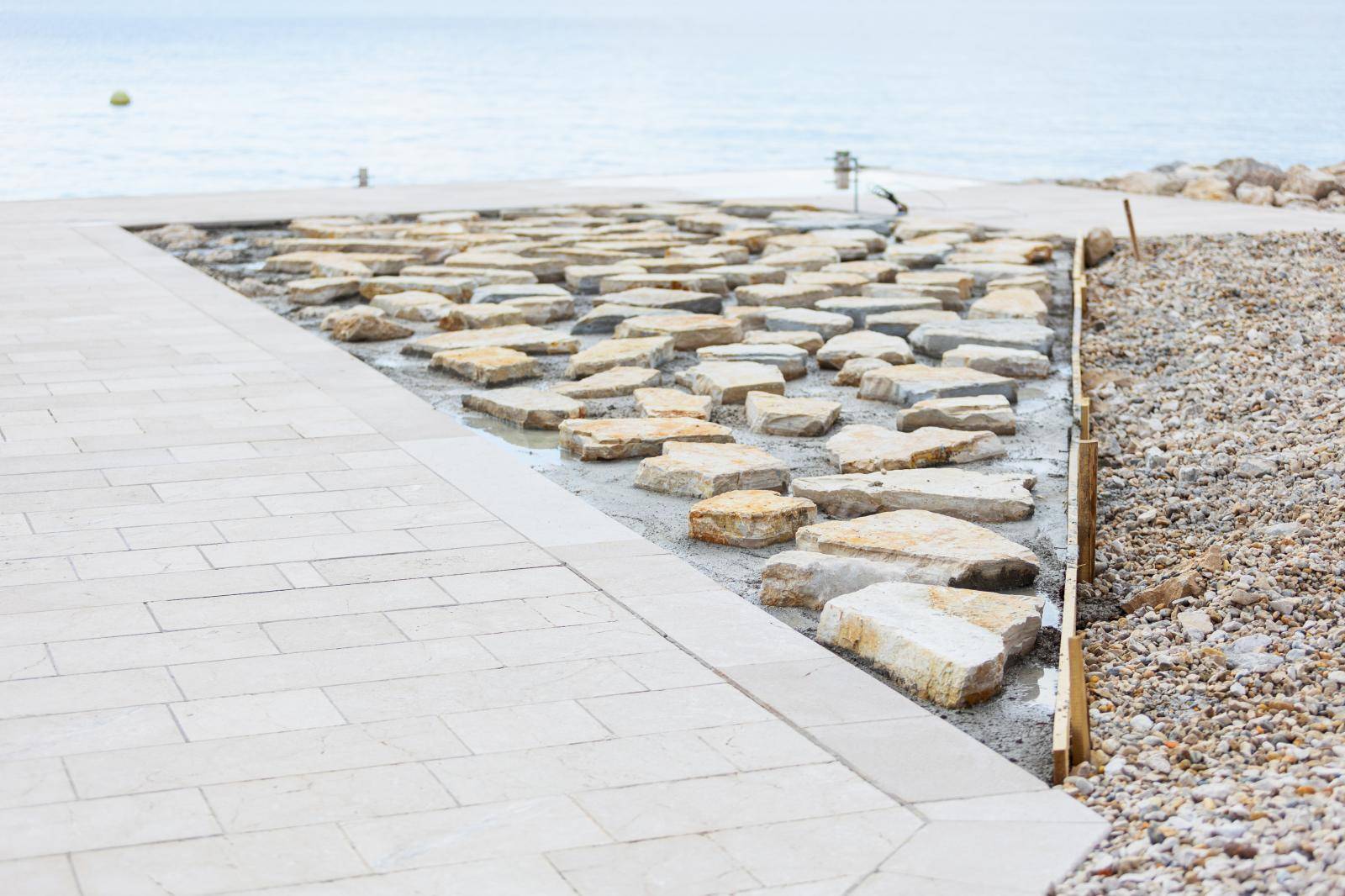 Betonirali blizu Modrićeve vile na plaži, radnici nestali, svi šute