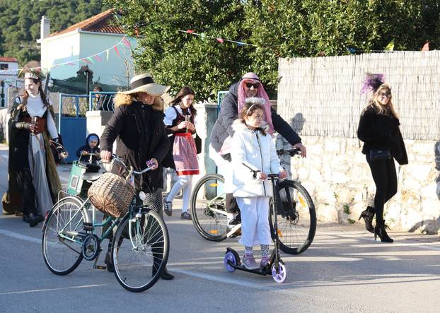 Jezera: Maškarana povorka prodefilirala je Jezerima