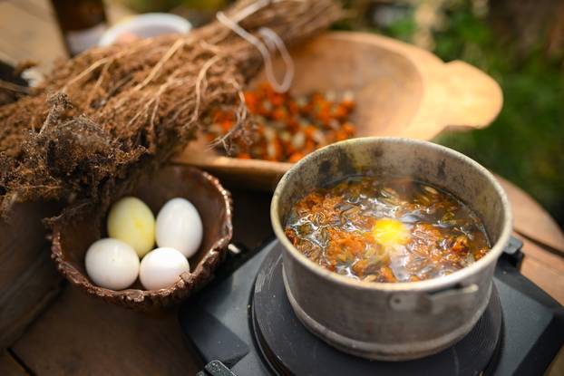 24sata Sveta Nedelja: Željko Ivković boja pisanice prirodnim bojama 