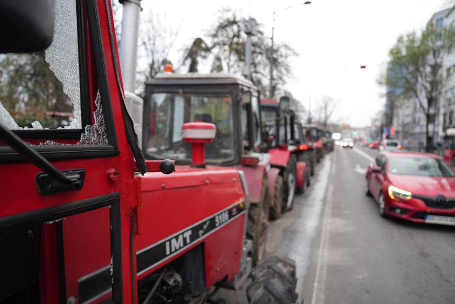 Beograd: Oštećeni traktori parkirani oko Pionirskog parka