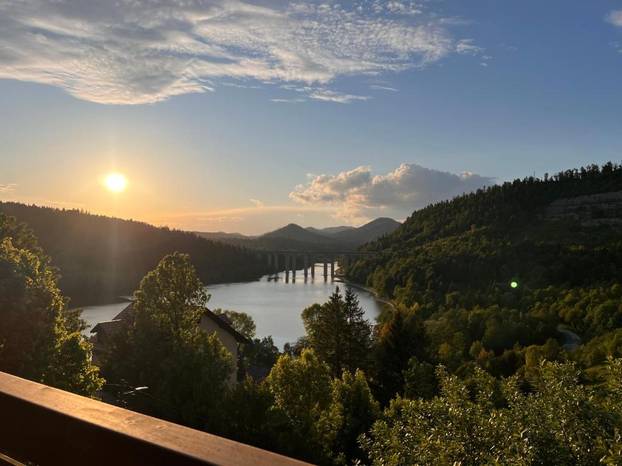 FOTO Vila s pogledom na jezero u Fužinama je sve što nam treba za savršeni proljetni odmor