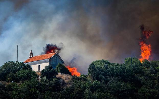 Četiri kanadera gase veliki pozar iznad Kaštel Sućurca