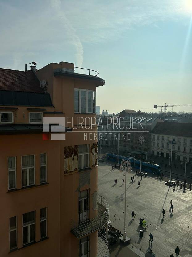 FOTO Zlatna tuš kabina, telefon kraj WC-a! Ovaj stan iznajmljuju na Trgu u Zagrebu. I cijena je hit