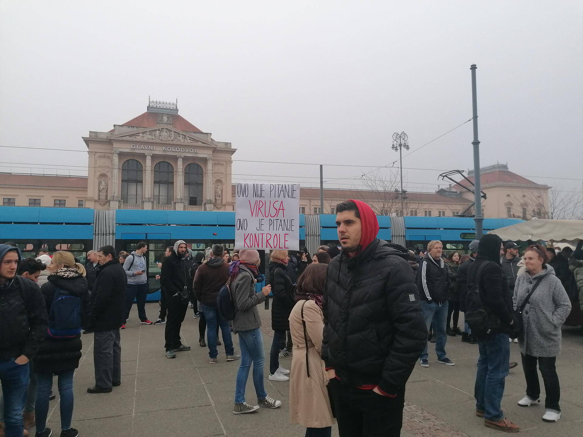 Stotine bez maski i distance na novom prosvjedu protiv mjera