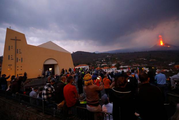 Tourists arrive at the Tajuya viewpoint to see the Cumbre Vieja volcano that continues to expel lava