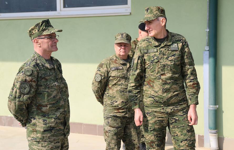 Ministar Anušić i general Kundid na prvom danu TVO-a na Slunju