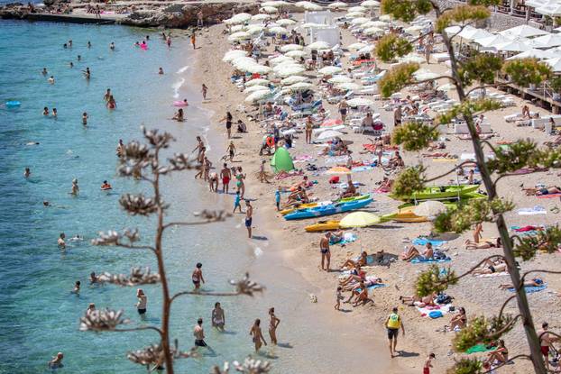 Dubrovnik: Plaža Banje je puna posjetitelja koji uživaju u moru