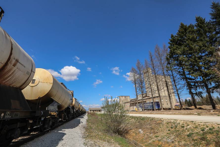 Gospi:ć Lokacija bivšeg industrijskog kompleksa PPK Velebit gdje se nalaze velike količine opasnog otpada