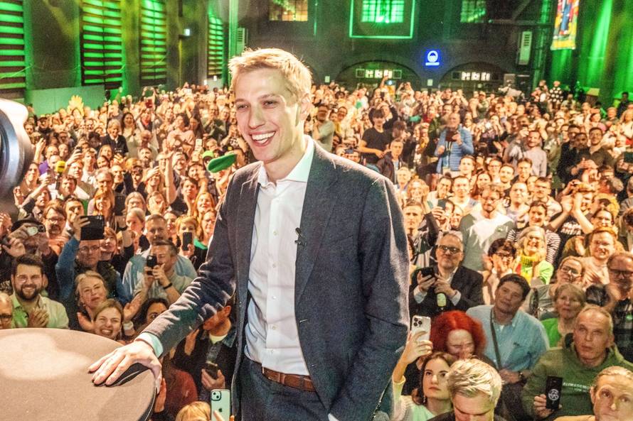 Dominik Krause, DIE GRÜNEn, neuer Müchner Oberbürgermeister, nach seinem Wahlsieg in der OB-Stichwahl, auf der Bühne, lächelt in die Kameras, GRÜNEN-Wahlparty, Muffathalle, abends, München, 22. März 2026