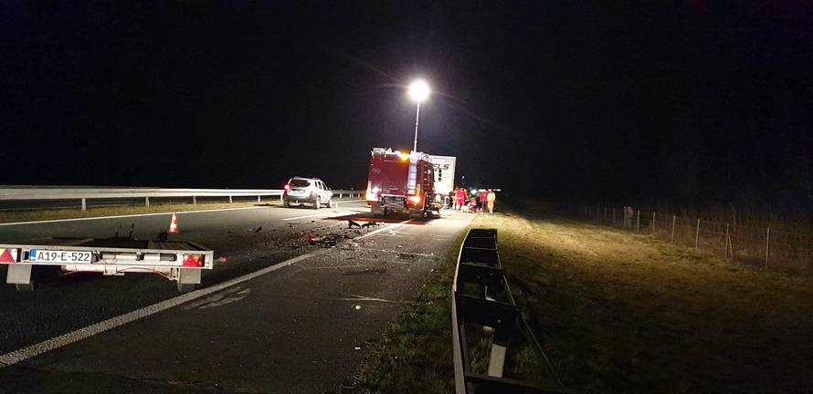 Zabili se u kamion: Izvukli ih žive iz smrskanog automobila