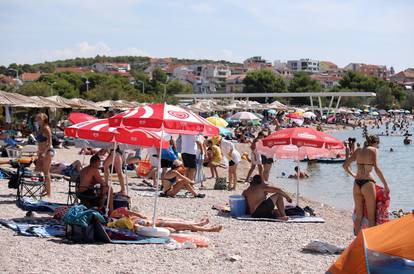 FOTO Plaža u Brodarici je krcata kupačima:  Toplinski val bliži se kraju, pogledajte ljetne prizore