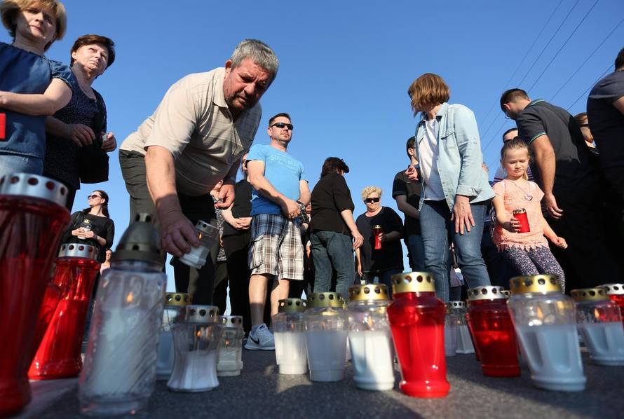 Mještani Blata na prosvjedu: Molitva i svijeće za Gretu (7)