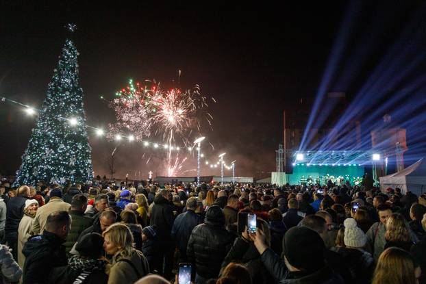 Vukovarci Novu 2023. dočekali uz Bosutske bećare i Mladena Grdovića