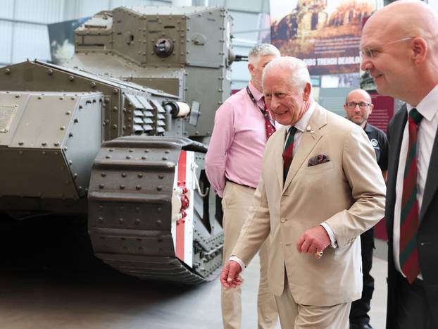 Kralj Charles III. vozio tenk tijekom Dana obitelji Kraljevske tenkovske pukovnije