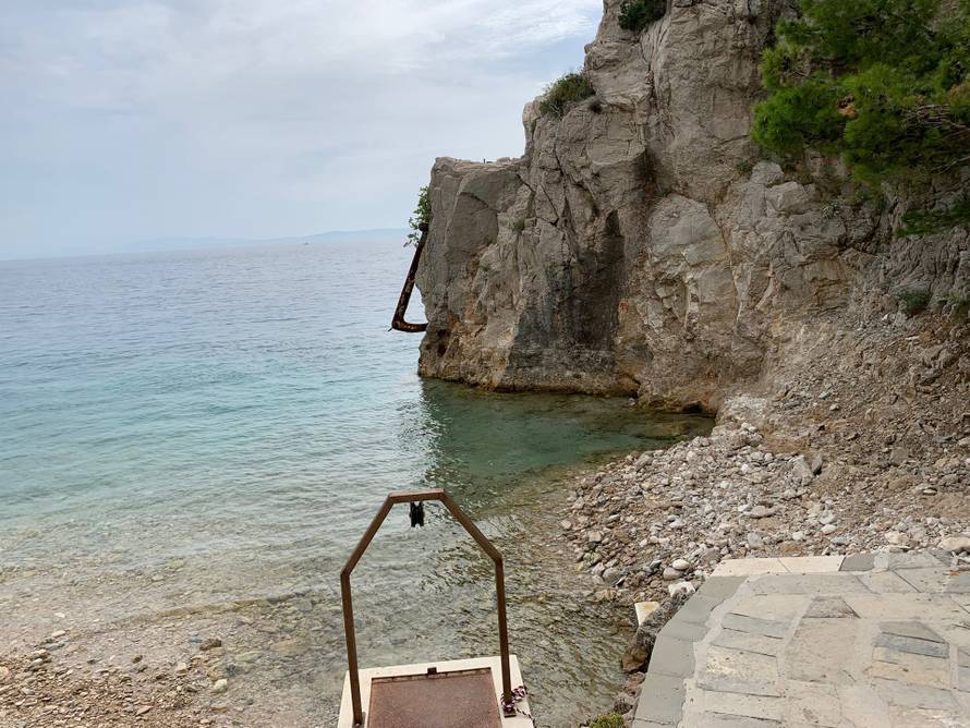 FOTO Gotovo rušenje bespravne gradnje u Vruji: Nestali jacuzzi i lukobran, ovako to sada izgleda