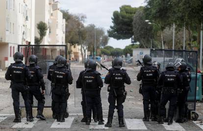 Katalonija: Otpušteni zaštitar pucao iz pištolja, ranio četvero