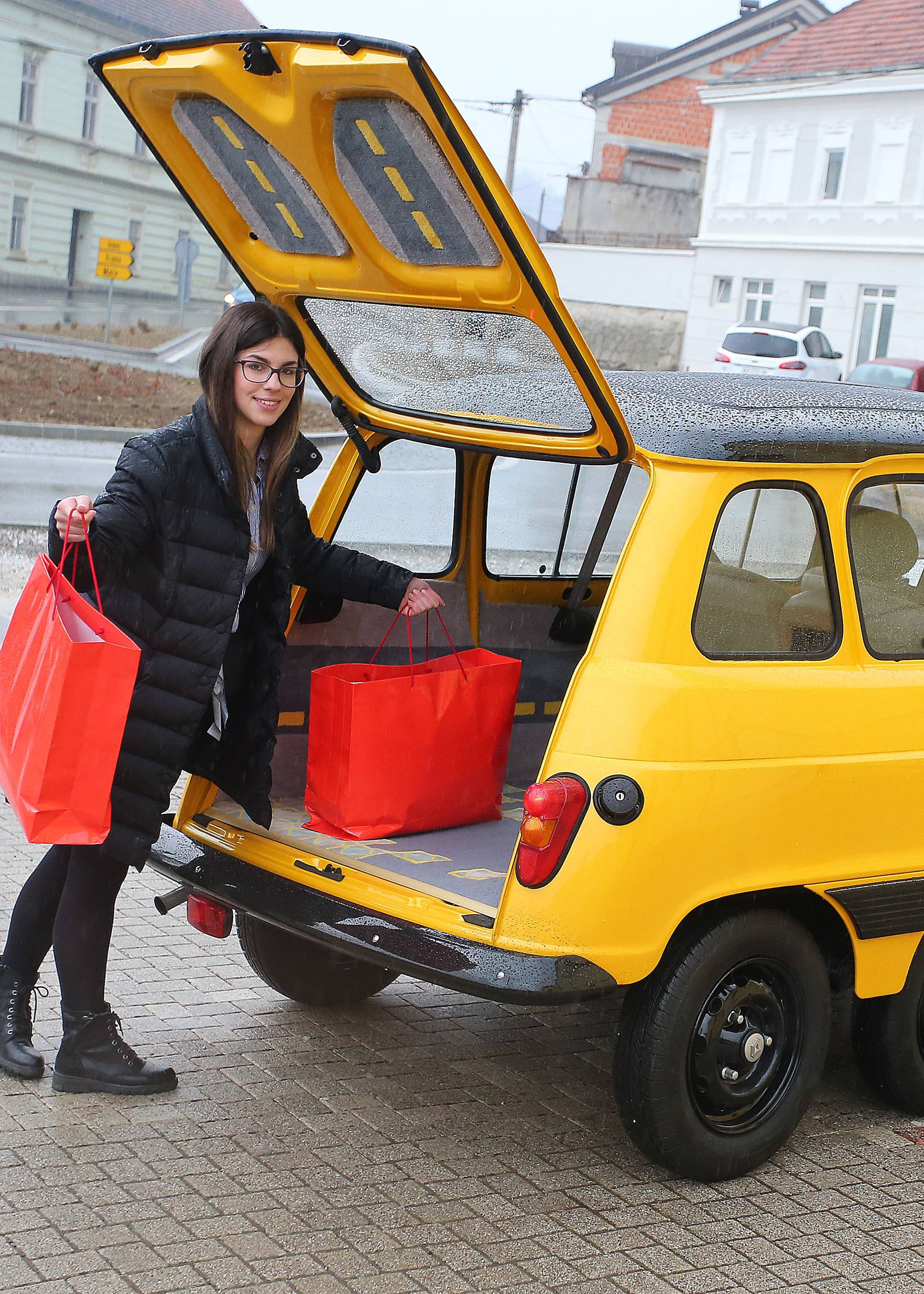 Produženi Renault 4 ima šest kotača i najveći prtljažnik...