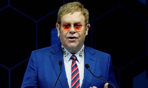 Elton John završio je u bolnici