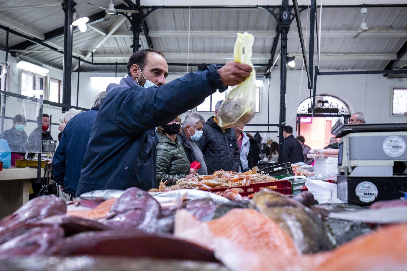 Split: Brojni Splicani na ribarnici kupuju svjezu ribu pred Badnjak