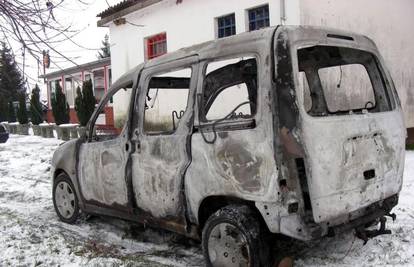 Na parkiralištu kafića 'Raj' potpuno izgorio Berlingo 