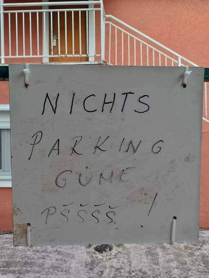 Kad se gugl translejt pokvari. Poruke turistima na Jadranu: Nichts parking. Gume pšššššš!