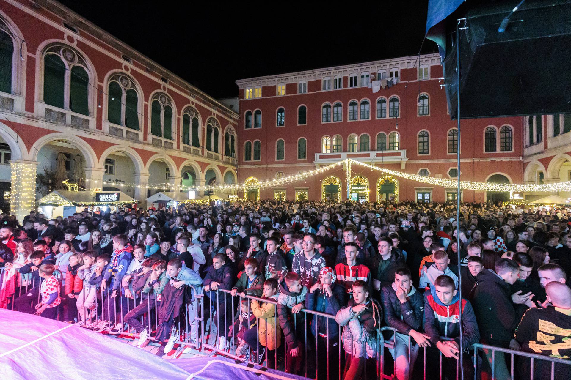 Splićani na Prokurativama proslavili prolazak Hrvatske u četvrtfinale Svjetkog prvenstva