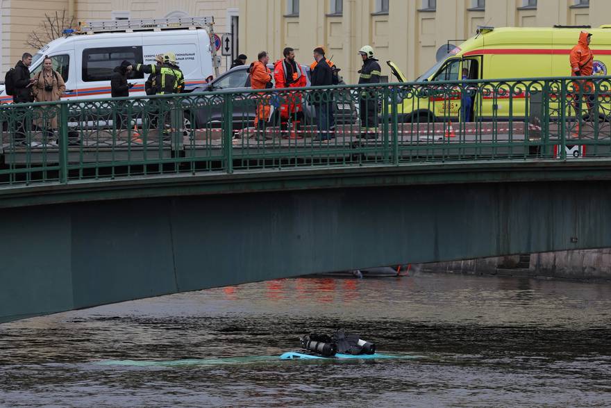 Troje putnika je poginulo nakon što je bus upao u rijeku u Rusiji