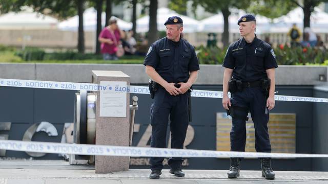 Zagreb: Policija evakuirala ljude iz Importanne centra zbog dojave o bombi