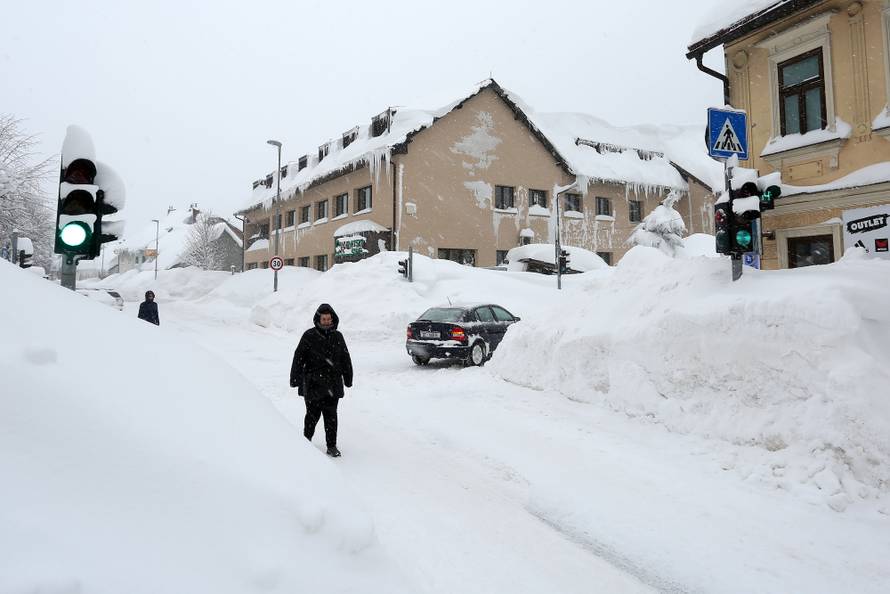 Zameteni u Delnicama: Nanosi snijega do balkona na 1. katu!
