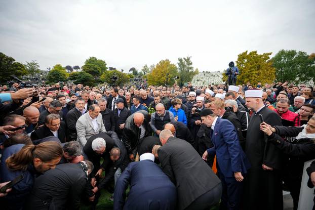 Sarajevo: Posljednji ispraćaj Halida Bešlića na gradskom groblju Bare