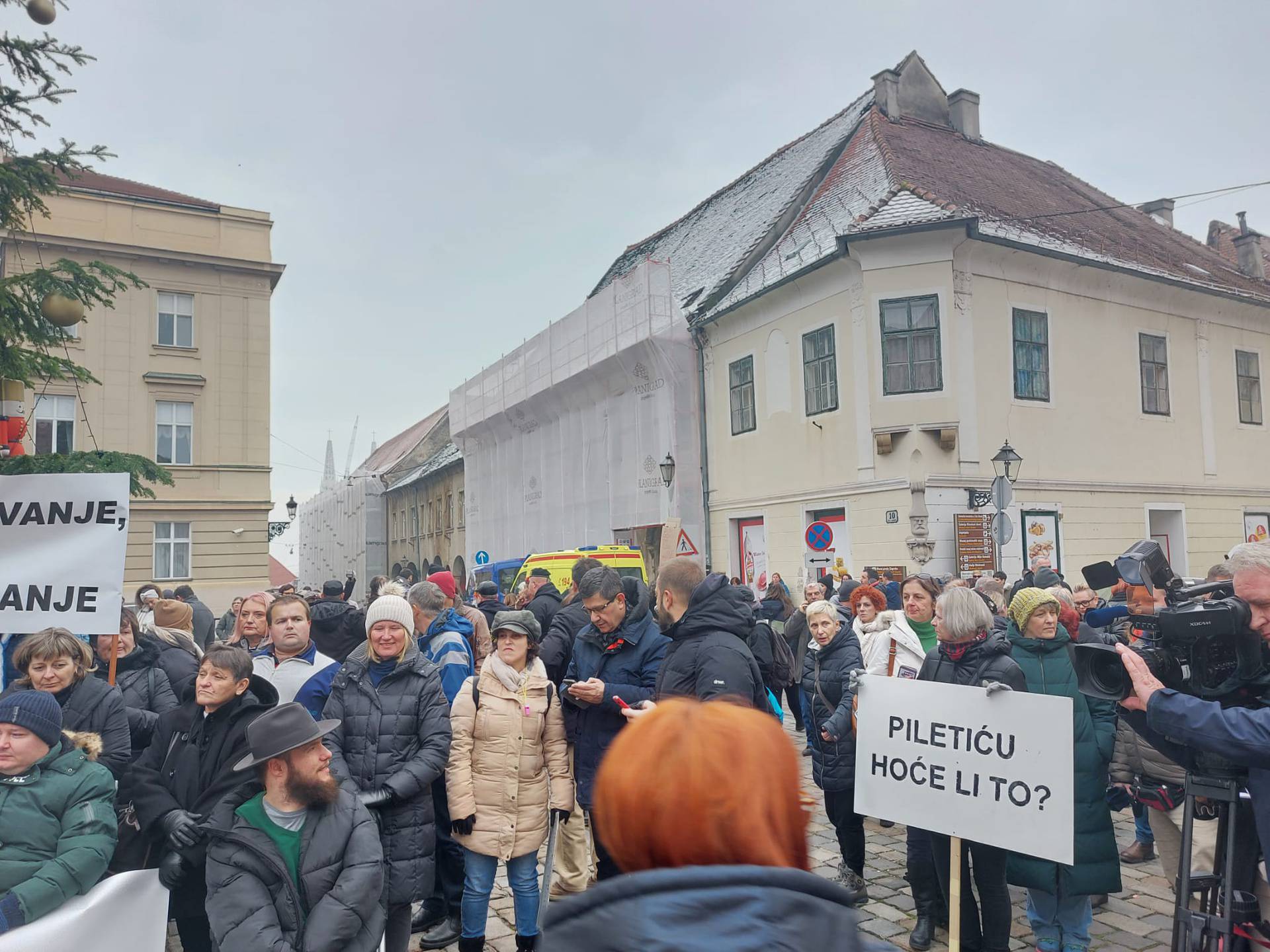 Incident na prosvjedu: Čovjek u kolicima pokušao probiti ogradu, policija ga zaustavila