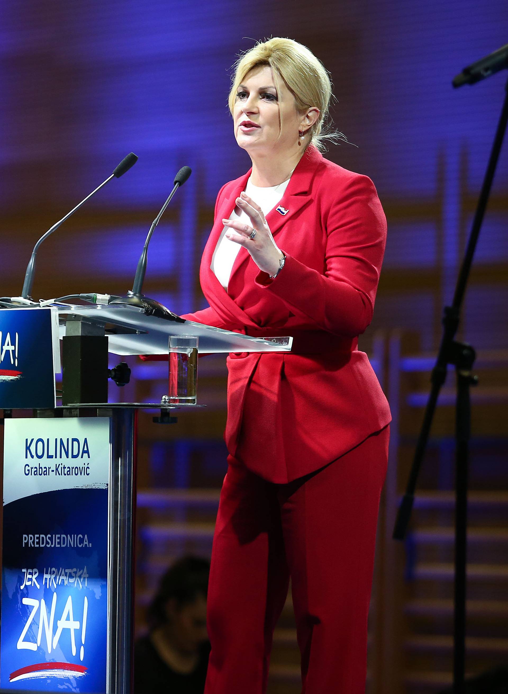 Kolinda vjerna plavoj boji: Opet je istaknula broš s trobojnicom