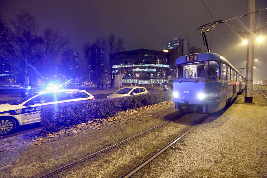 U Zagrebu tramvaj naletio na ženu dok je pretrčavala prugu