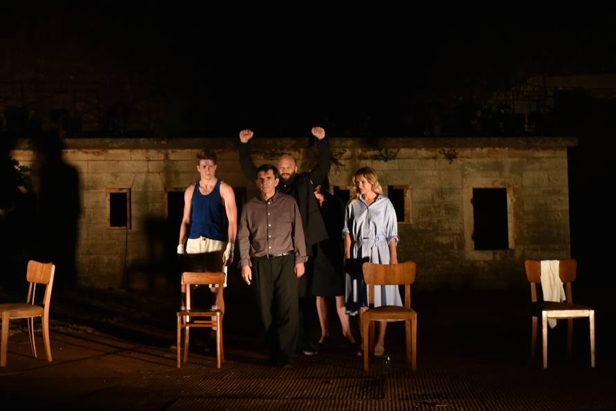 Na premijeri su boksački šampioni skandirali Šampionu