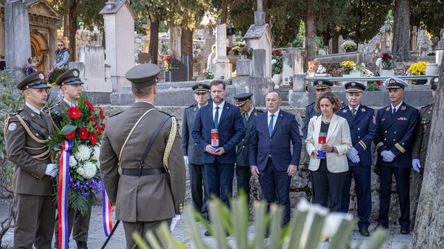 Dubrovnik: Na gradskom groblju Boninovo počast poginulim braniteljima odali su Tomo Medved, Mario Banožić i Nina Obuljen Koržinek