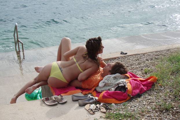 Zadar: I na ve?eri i na plaži, Dino i Nives Drpi? stalno izmjenjuju nježnosti