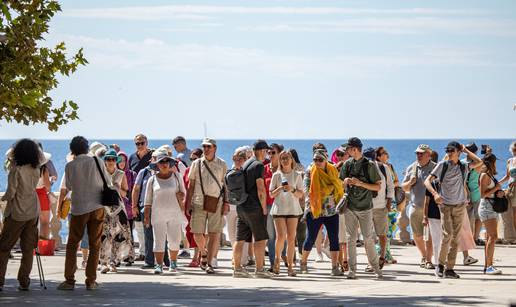 Velike gužve na ulicama: Turisti pohrlili u obilazak Dubrovnika