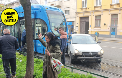 FOTO Tramvaj naletio na auto u Zagrebu: 'Čuo se jak udarac'