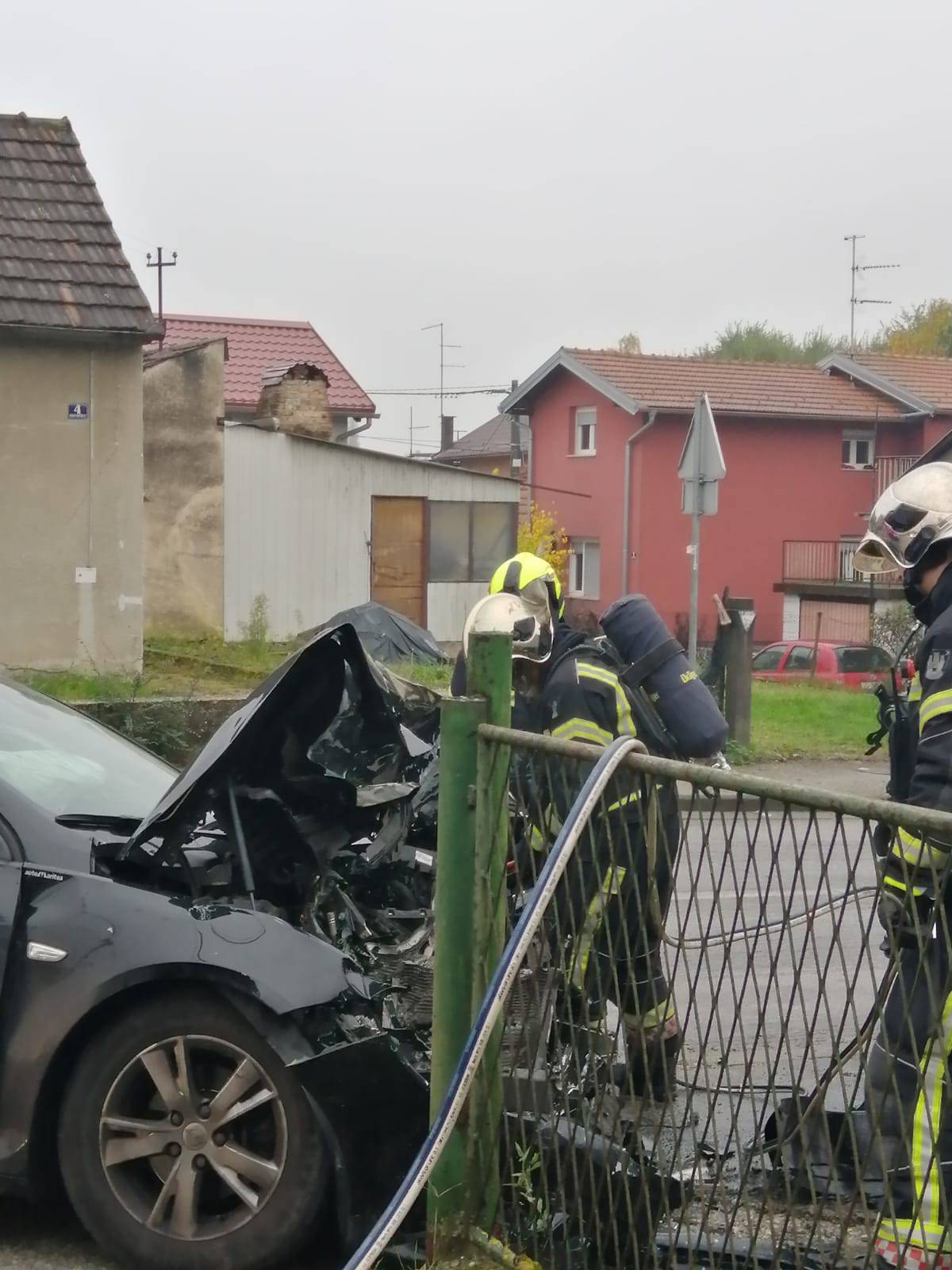 VIDEO Nesreća u Vukomercu: 'Sudarila se tri auta, vatrogasci pokušavaju razdvojiti vozila'