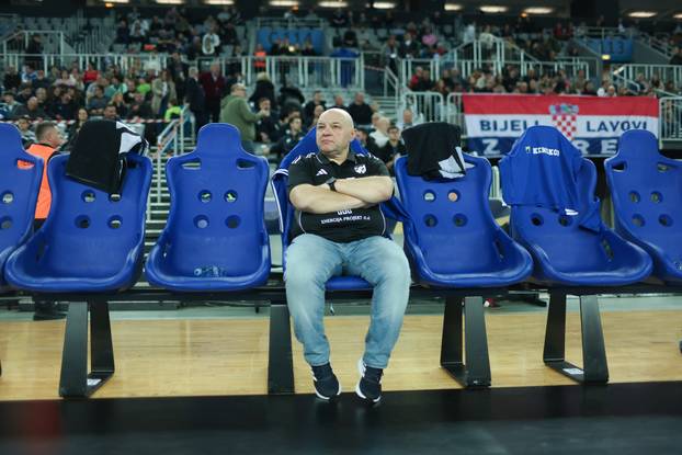 Zagreb: Zagrijavanje igrača uoči početka utakmice RK Zagreb i Paris Saint-Germain