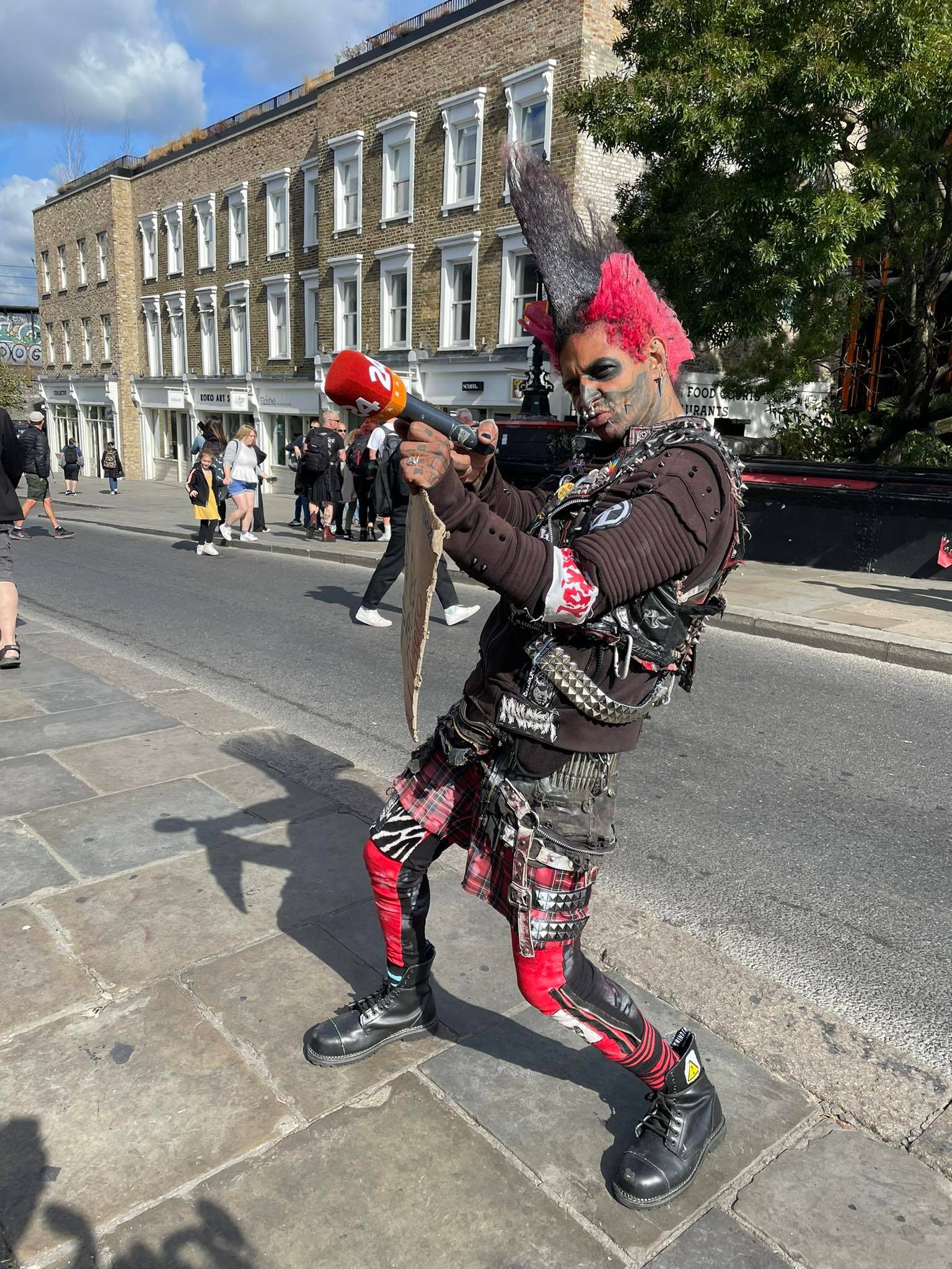 Zombie Punk iz Londona: 'Neke nije briga što je kraljica umrla'