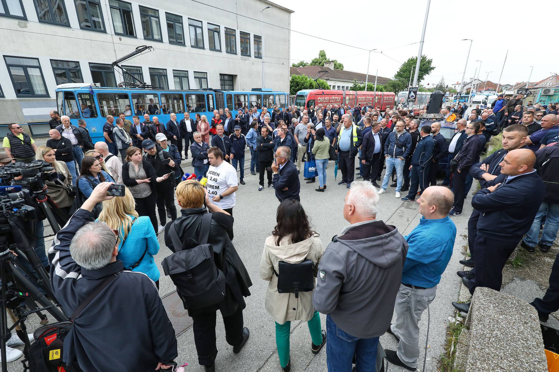 Zagreb: Radnici ZET-a prosvjeduju kod okretišta Remiza zbog nezadovoljstva potpisanim kolektivnim ugovorom